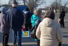 Люди на зупинці