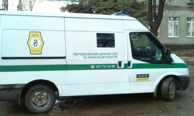 Броньований інкасаторський автомобіль Ощадбанку (фото ЗМІ)