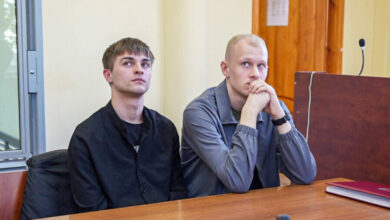 Дмитро Лясковецький (праворуч) та Євгеній Донець у суді. (Фото: Тетяна Федоркова для видання «Ґрати»)