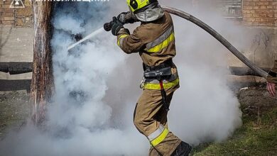 Миколаївський пожежник за роботою