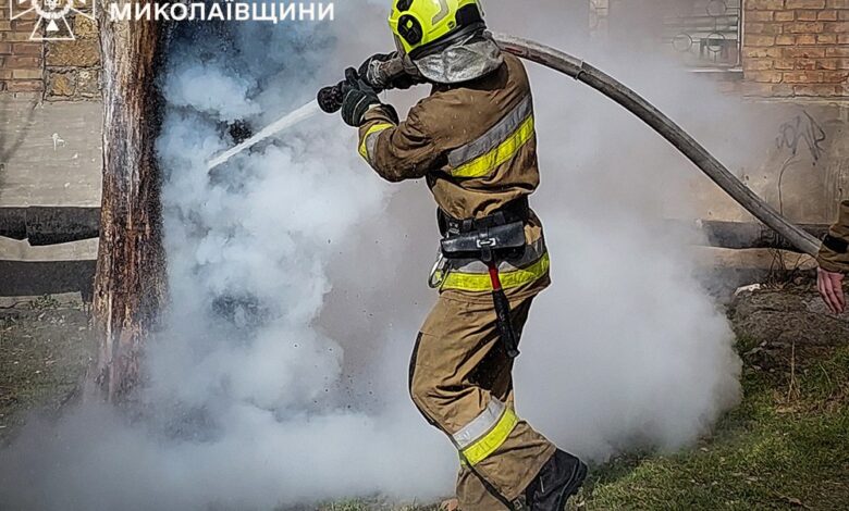 Миколаївський пожежник за роботою