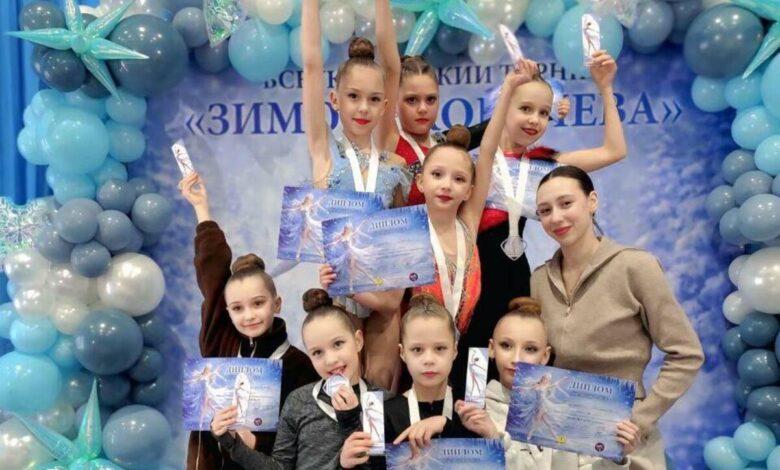 Юні миколаївські грації та їх тренерка