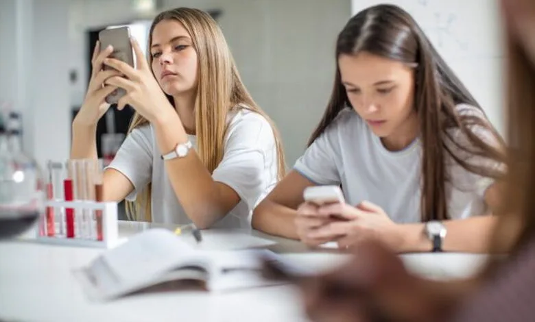 Діти зі смартфонами