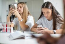 Діти зі смартфонами