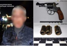 Затриманий "стрілець" та його зброя