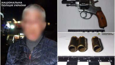 Затриманий "стрілець" та його зброя