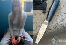 Підозрювана дівчина та знаряддя нападу