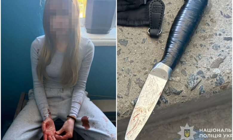 Підозрювана дівчина та знаряддя нападу