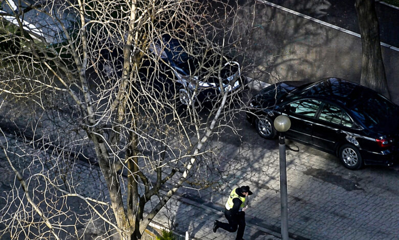 Поліцейський втікає від озброєного терориста (скрін з відео)