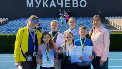 Юні миколаївські атлети та їх наставниці