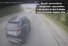 Небезпечний маневр легковика (скріншот з камери спостереження тролейбуса)