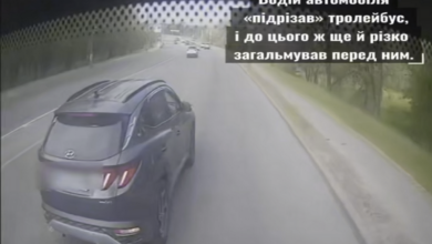 Небезпечний маневр легковика (скріншот з камери спостереження тролейбуса)