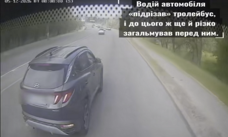 Небезпечний маневр легковика (скріншот з камери спостереження тролейбуса)