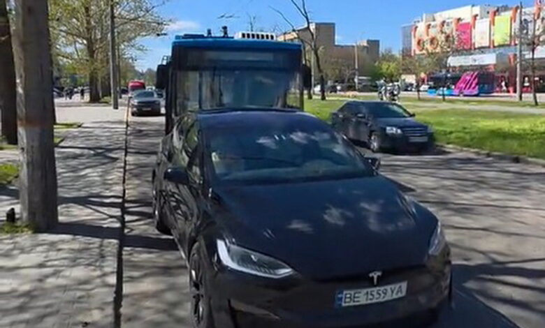 Тролейбусні дроти впали на Tesla