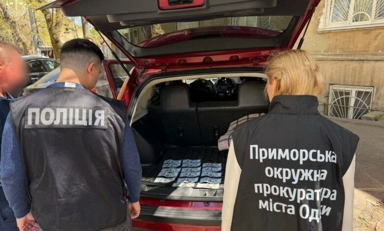 Куратора затримали на "гарячому"