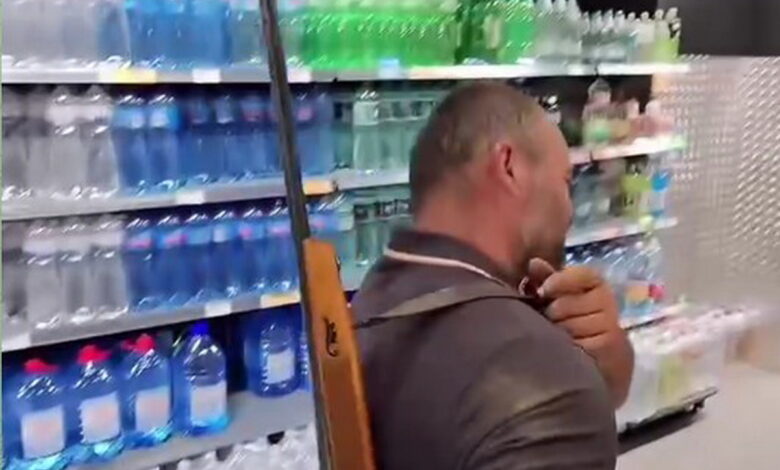 Чоловік з рушницею в АТБ