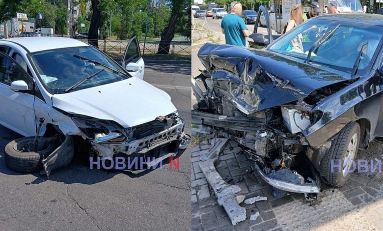 Hyundai влетів у паркан після зіткнення з Ford у Миколаєві: троє постраждалих