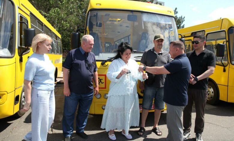 Момент урочистої передачі автобусів