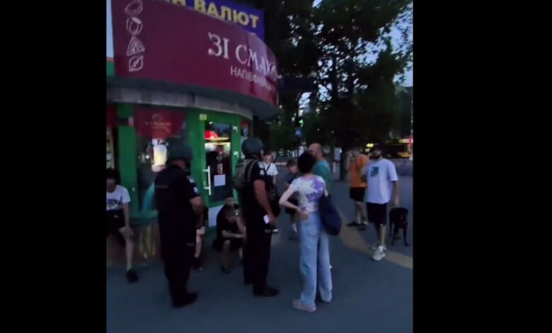 Підлітки кидали петарди під ноги перехожим