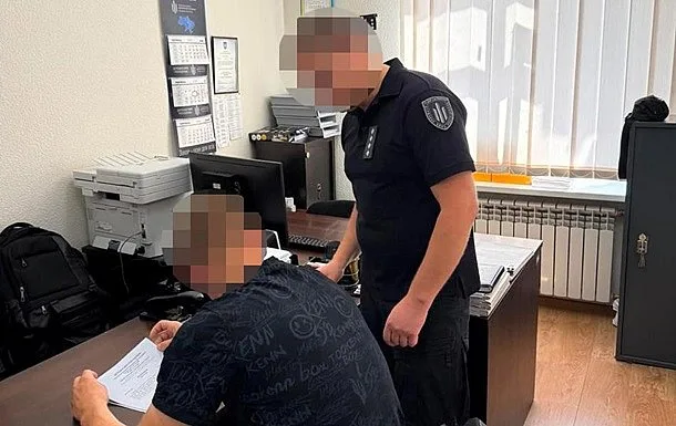 Поліцейський побив чоловіка при доставкі до ТЦК