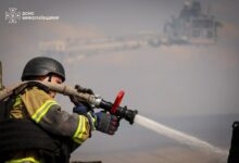 Рятувальники ліквідовують пожежу після атаки на Миколаїв