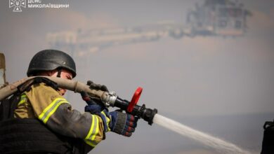 Рятувальники ліквідовують пожежу після атаки на Миколаїв