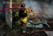 Рятувальник ДСНС ліквідовує пожежу на Миколаївщині
