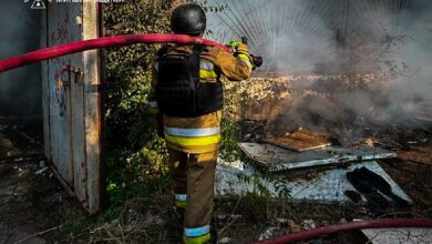 Рятувальник ДСНС ліквідовує пожежу на Миколаївщині