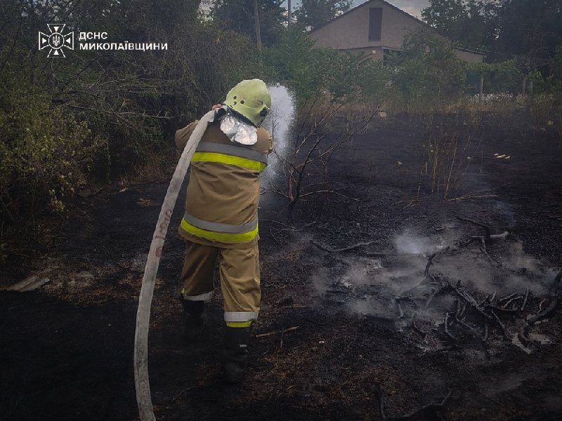 Рятувальник ДСНС ліквідовує пожежу на Миколаївщині