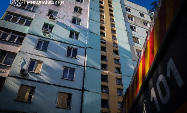 Пошкоджені житлові будинки та пожежа після комбінованої атаки на Миколаївщині
