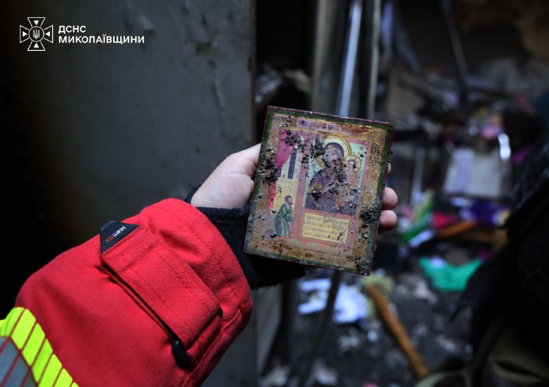 Пошкоджені житлові будинки та пожежа після комбінованої атаки на Миколаївщині