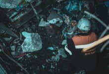 Комунальні служби закривають вибиті вікна та встановлюють підпірки на пошкодженому обстрілом будинку в Миколаєві