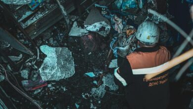 Комунальні служби закривають вибиті вікна та встановлюють підпірки на пошкодженому обстрілом будинку в Миколаєві