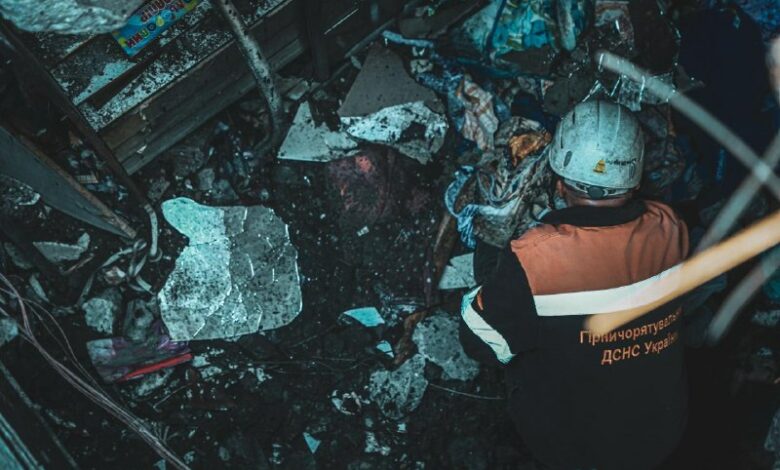 Комунальні служби закривають вибиті вікна та встановлюють підпірки на пошкодженому обстрілом будинку в Миколаєві
