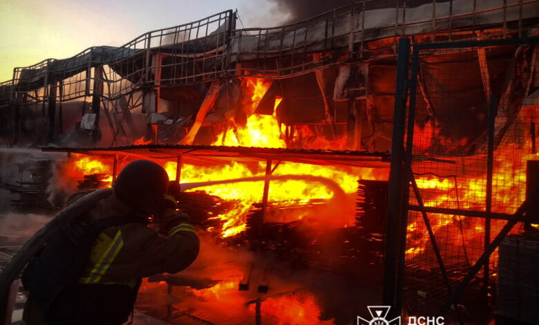 Насліжки обстрілів: пожежа в будівельному супермаркеті