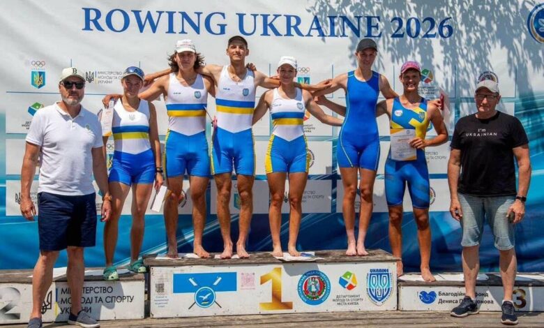 Юні миколаївські веслувальники та їх тренери