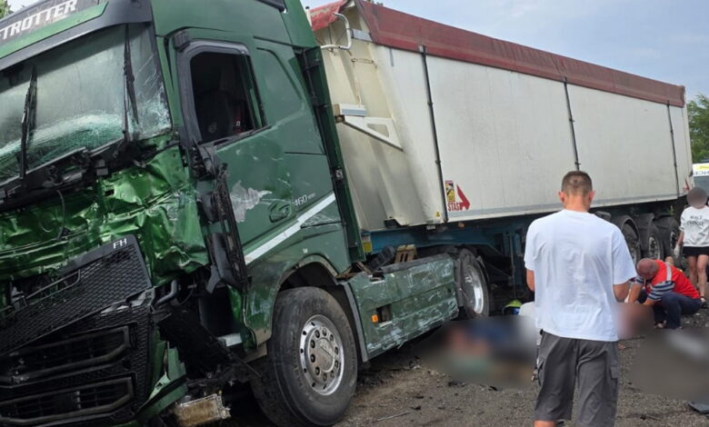 Дев'ятеро загиблих: маршрутний Mercedes перекинувся та вилетів під вантажівку на трасі Одеса — Миколаїв