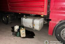 Вилучені поліцією ємності з дизельним пальним та інструменти у справі про крадіжку