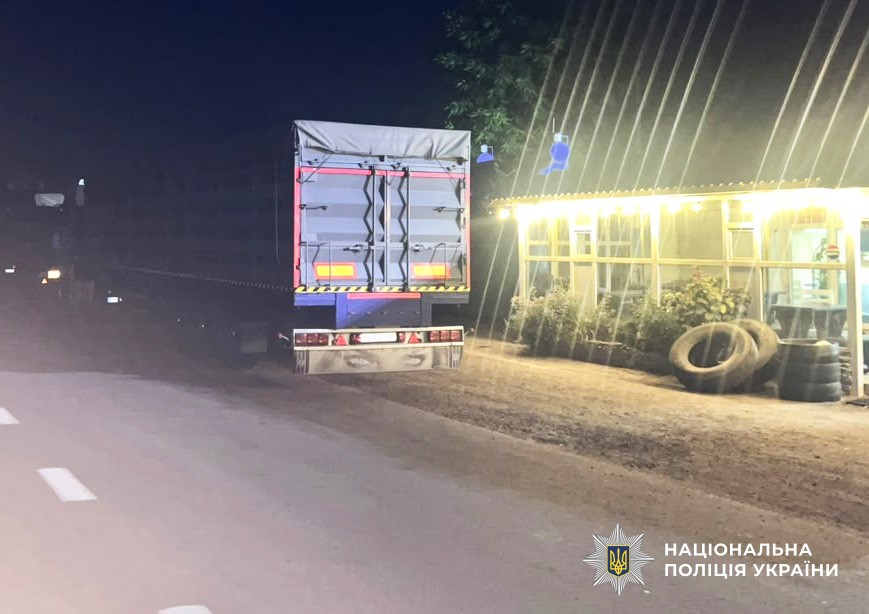 Вилучені поліцією ємності з дизельним пальним та інструменти у справі про крадіжку