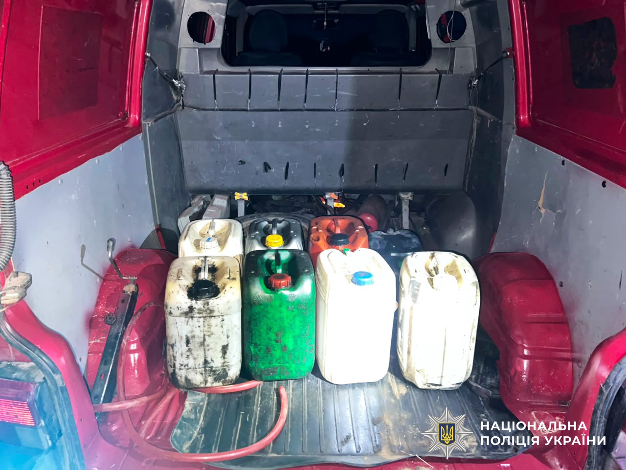 Вилучені поліцією ємності з дизельним пальним та інструменти у справі про крадіжку
