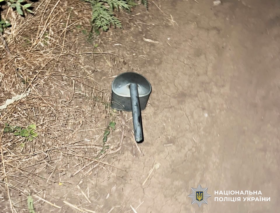 Вилучені поліцією ємності з дизельним пальним та інструменти у справі про крадіжку