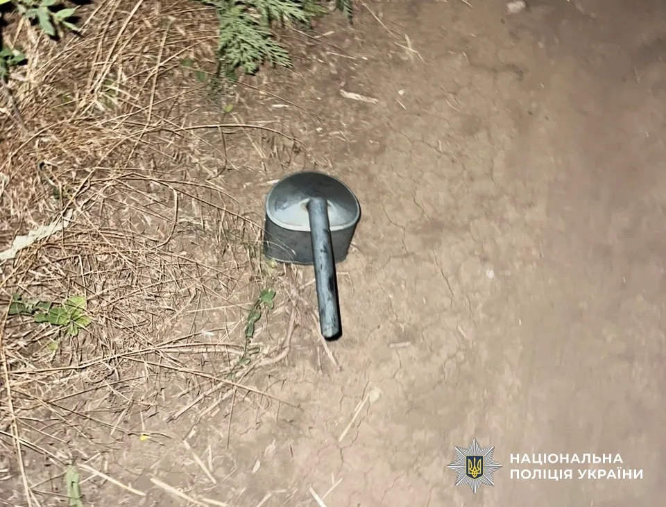 Вилучені поліцією ємності з дизельним пальним та інструменти у справі про крадіжку