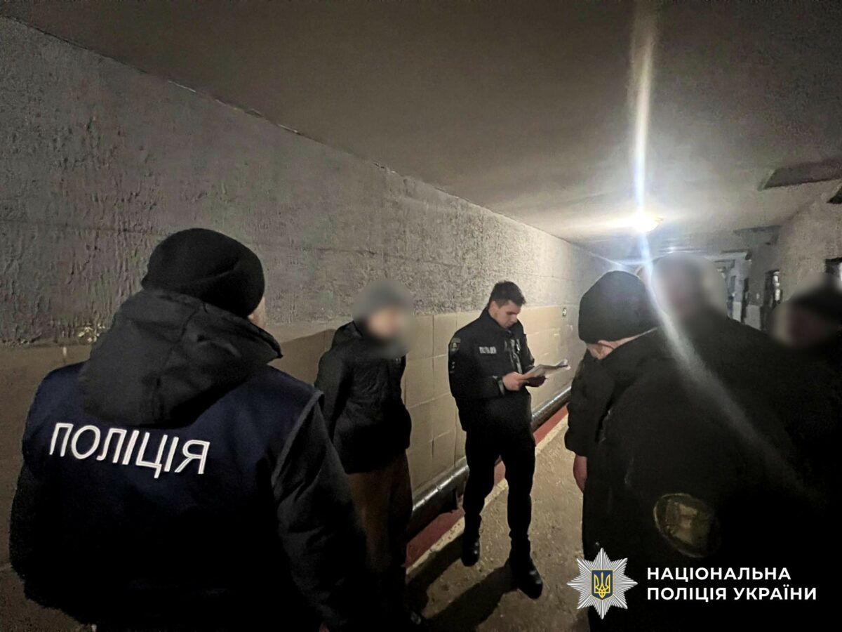 Речові докази, вилучені під час обшуків у справі про телефонне шахрайство на Миколаївщині