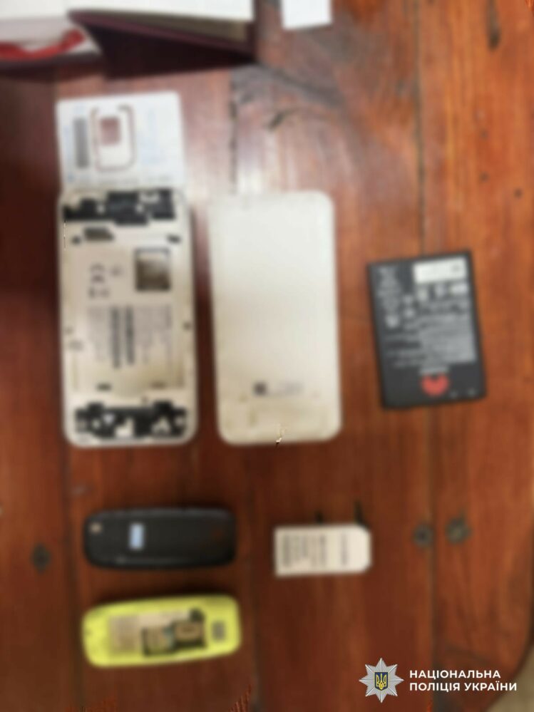 Речові докази, вилучені під час обшуків у справі про телефонне шахрайство на Миколаївщині
