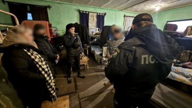 Речові докази, вилучені під час обшуків у справі про телефонне шахрайство на Миколаївщині