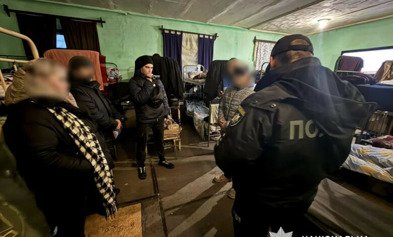 Речові докази, вилучені під час обшуків у справі про телефонне шахрайство на Миколаївщині