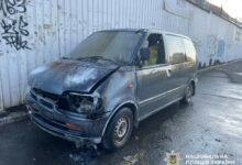 Пошкоджений автомобіль Nissan Serena після займання у Миколаєві