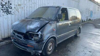 Пошкоджений автомобіль Nissan Serena після займання у Миколаєві