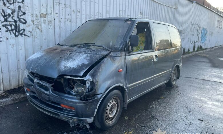 Пошкоджений автомобіль Nissan Serena після займання у Миколаєві