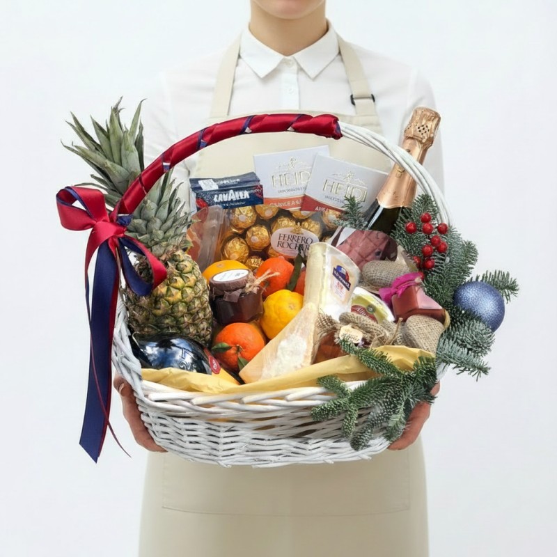 Новогодняя корзина с фруктами и продуктами